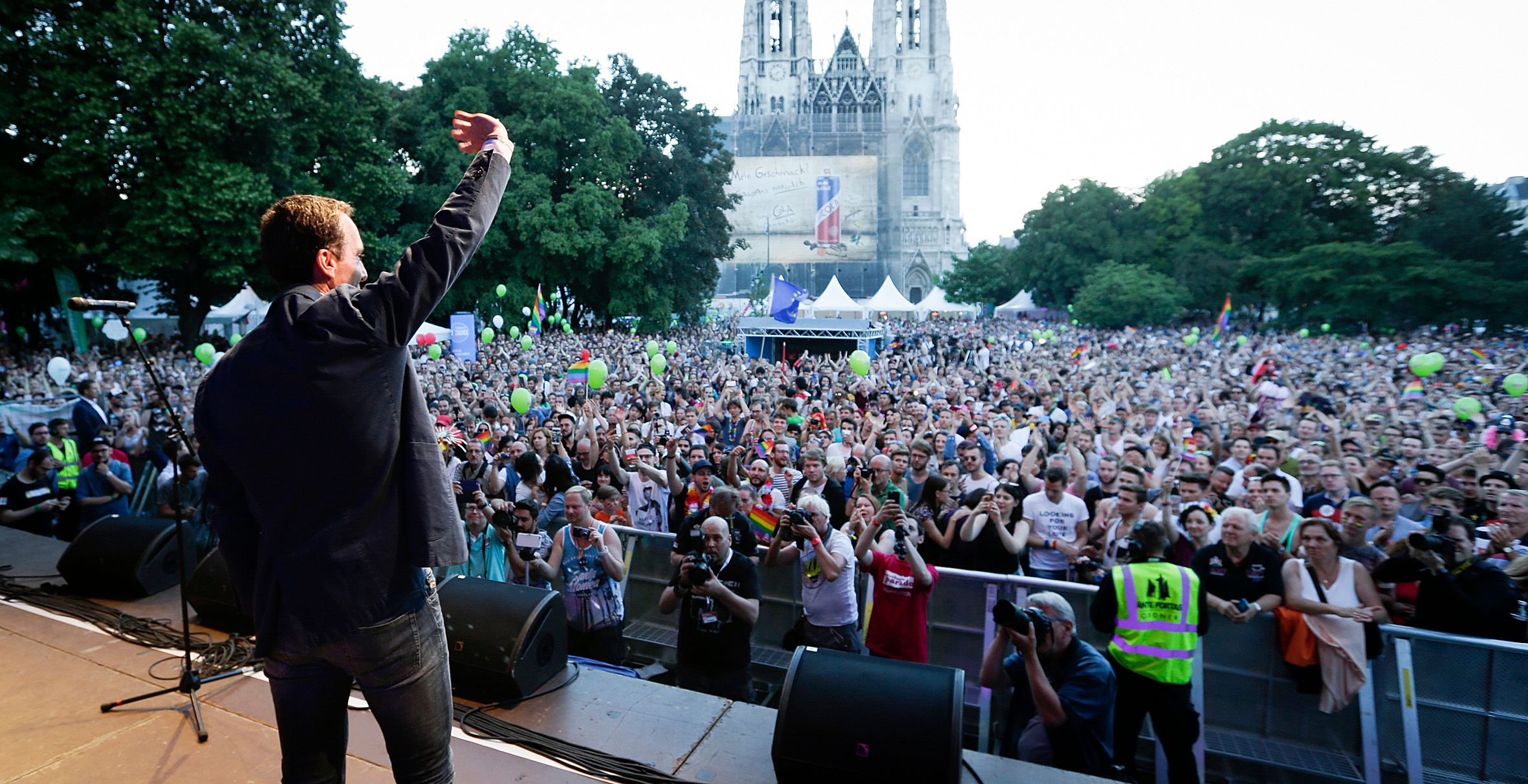 Bundeskanzler Christian Kern bei der Regenbogenparade 2016 (BKA/Wenzel).